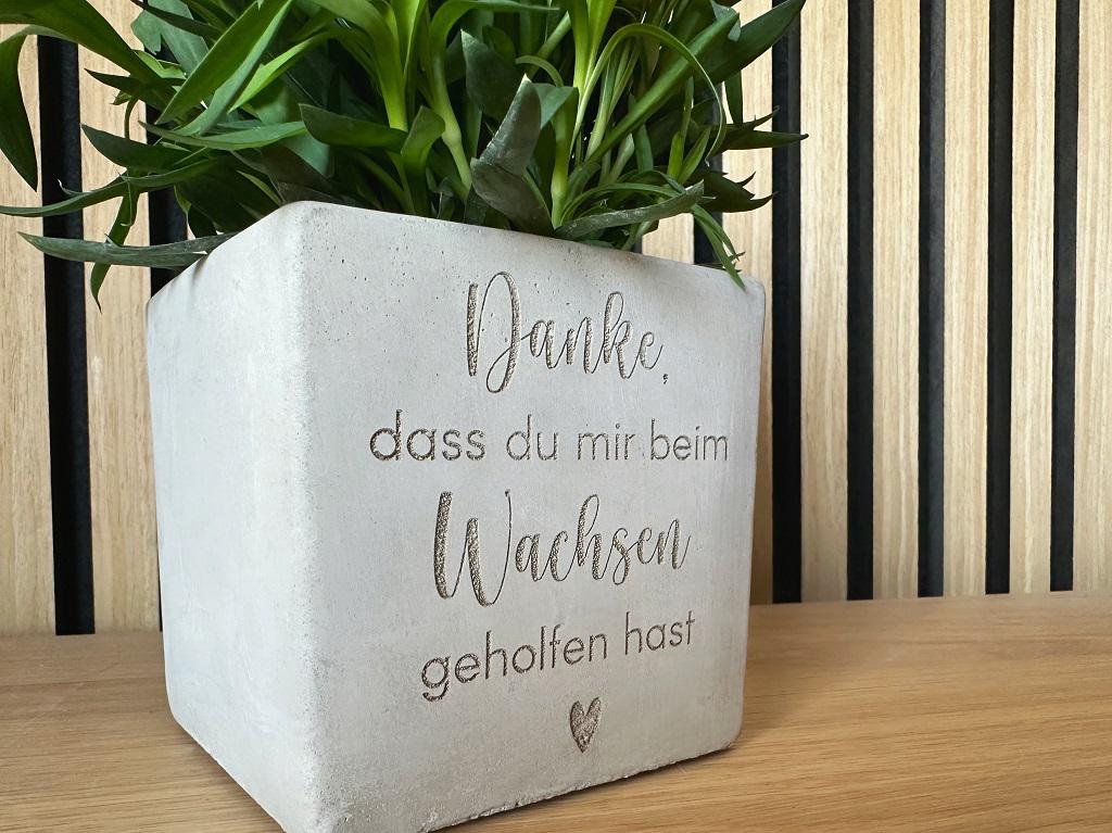 Minimalistische Wohnaccessoires – grauer Keramik-Pflanztopf in Beton Optik