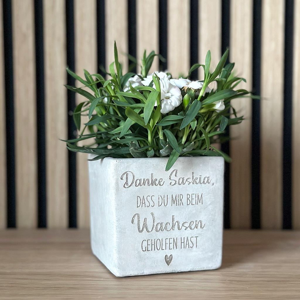 Ideales Geschenk als Abschiedsgeschenk für Hebammen oder Erzieher mit den Spruch Danke dass du mir beim Wachse geholfen hast. Graviert auf einen Keramiktopf in Beton-Optik. Verkauf ohne Deko & Blume