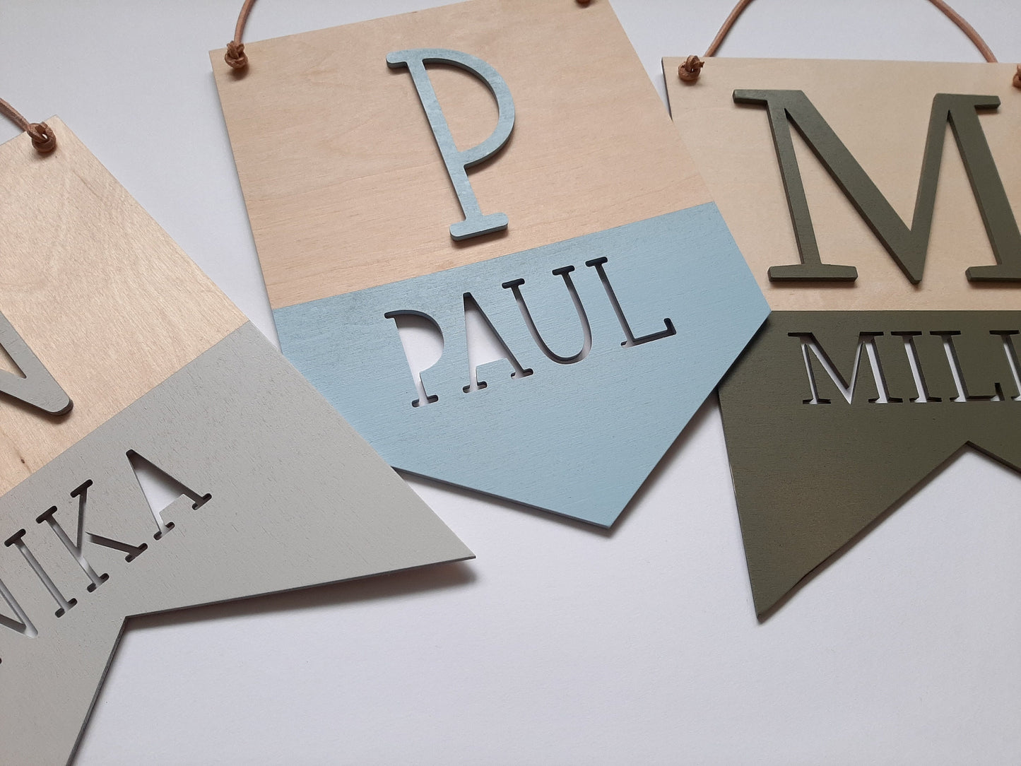 Wimpel Namensschild mit Initialen - Buntes Holz Schild mit Namen - Personalisierter Banner - Fahne für Kinderzimmer Holzwimpel Baby Geschenk