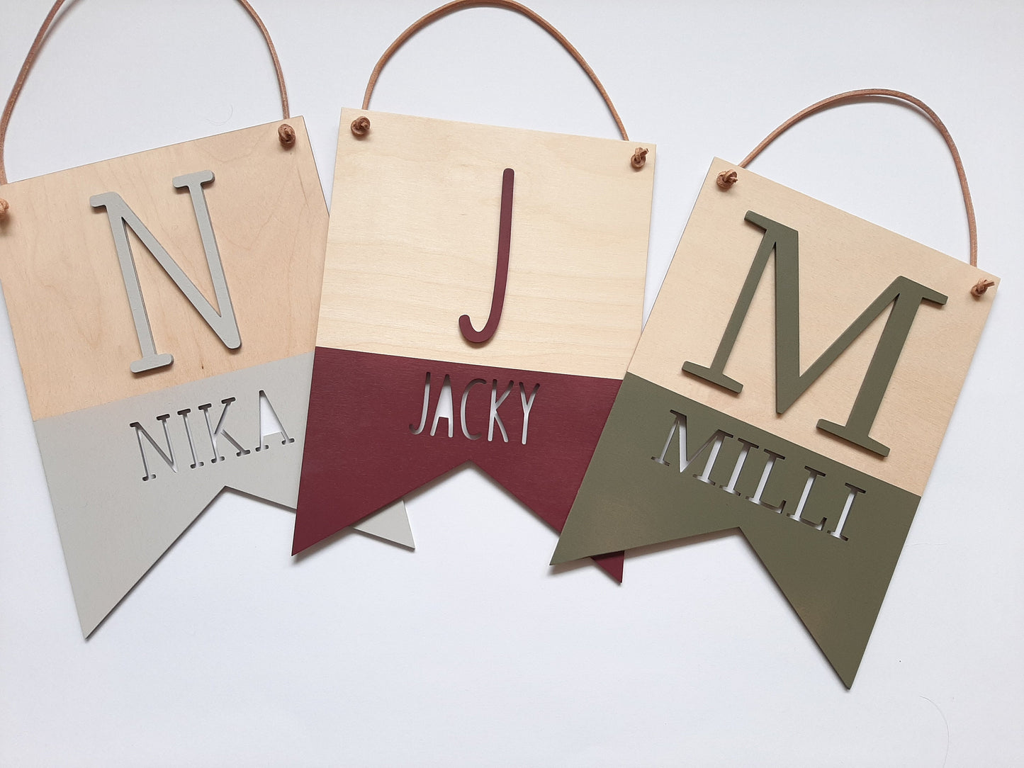Wimpel Namensschild mit Initialen - Buntes Holz Schild mit Namen - Personalisierter Banner - Fahne für Kinderzimmer Holzwimpel Baby Geschenk
