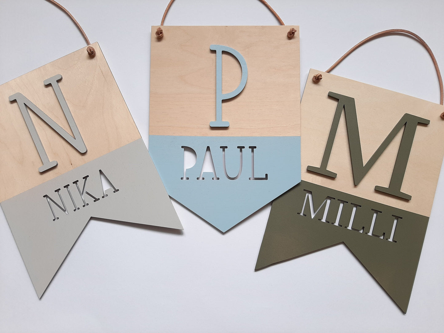 Wimpel Namensschild mit Initialen - Buntes Holz Schild mit Namen - Personalisierter Banner - Fahne für Kinderzimmer Holzwimpel Baby Geschenk