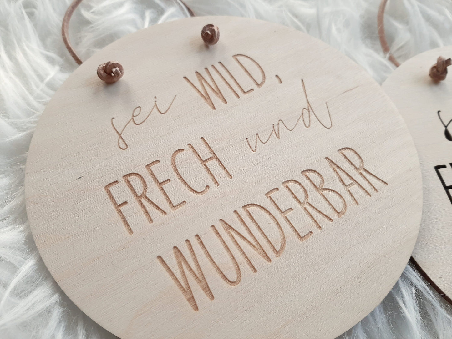 Holzschild mit Spruch - Sei wild frech und wunderbar - Spruch ausgestanzt oder Gravur - Rund Größe 15 or 20 cm - Baby & Eltern Geschenk