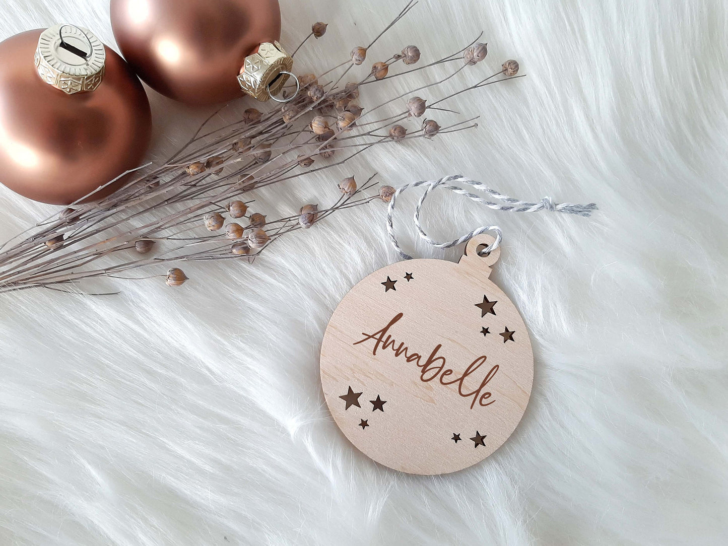 Weihnachtskugel aus Holz mit Wunschnamen / Text, Weihnachtsgeschenk, Baumschmuck Anhänger, Christbaumkugel personalisiert mit Wunsch Namen