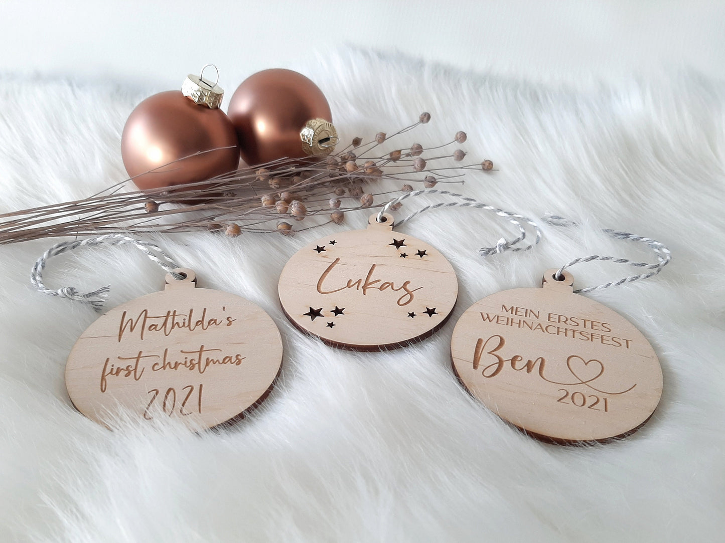 Weihnachtskugel aus Holz mit Wunschnamen / Text, Weihnachtsgeschenk, Baumschmuck Anhänger, Christbaumkugel personalisiert mit Wunsch Namen