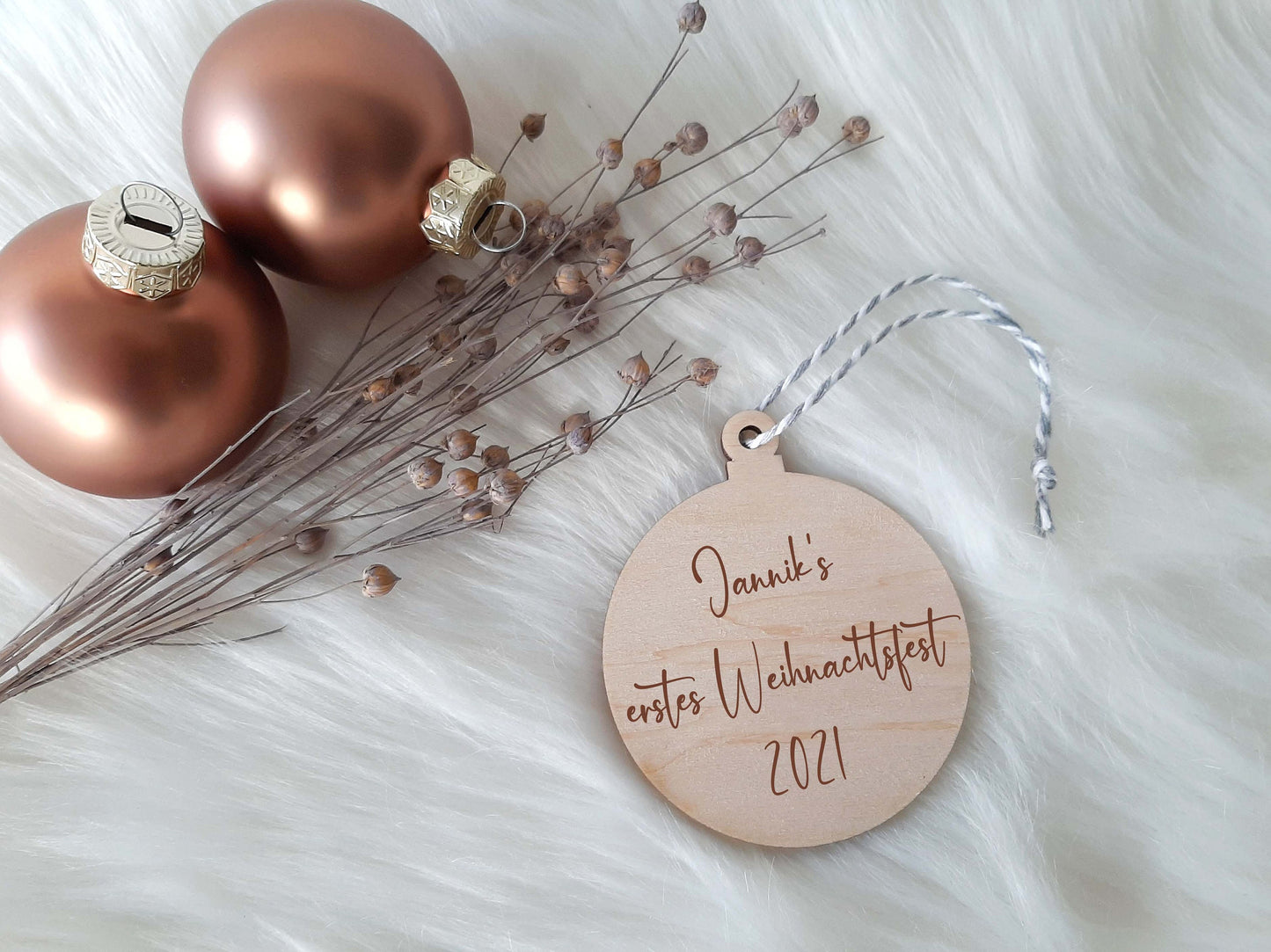 Weihnachtskugel aus Holz mit Wunschnamen / Text, Weihnachtsgeschenk, Baumschmuck Anhänger, Christbaumkugel personalisiert mit Wunsch Namen