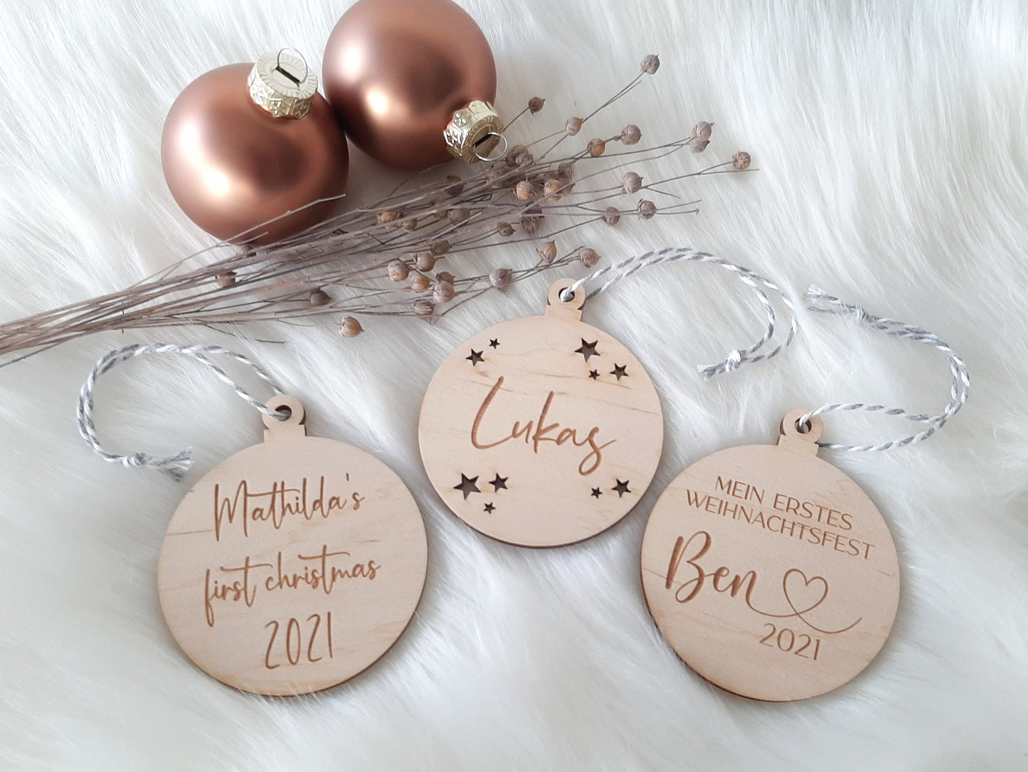 Weihnachtskugel aus Holz mit Wunschnamen / Text, Weihnachtsgeschenk, Baumschmuck Anhänger, Christbaumkugel personalisiert mit Wunsch Namen