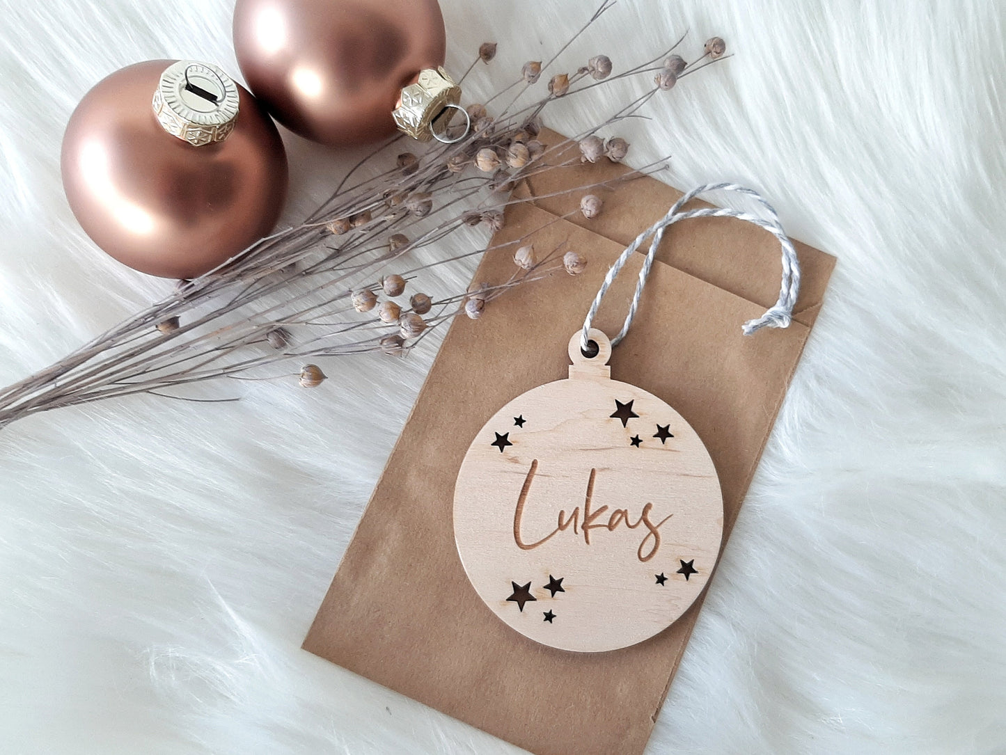 Weihnachtskugel aus Holz mit Wunschnamen / Text, Weihnachtsgeschenk, Baumschmuck Anhänger, Christbaumkugel personalisiert mit Wunsch Namen
