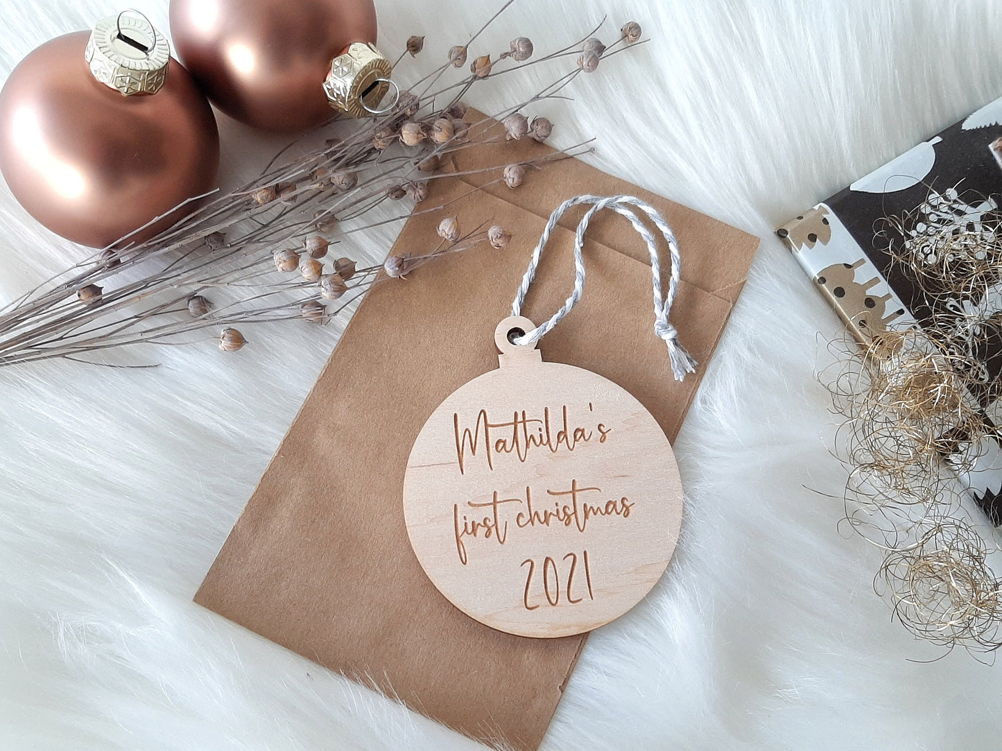 Weihnachtskugel aus Holz mit Wunschnamen / Text, Weihnachtsgeschenk, Baumschmuck Anhänger, Christbaumkugel personalisiert mit Wunsch Namen