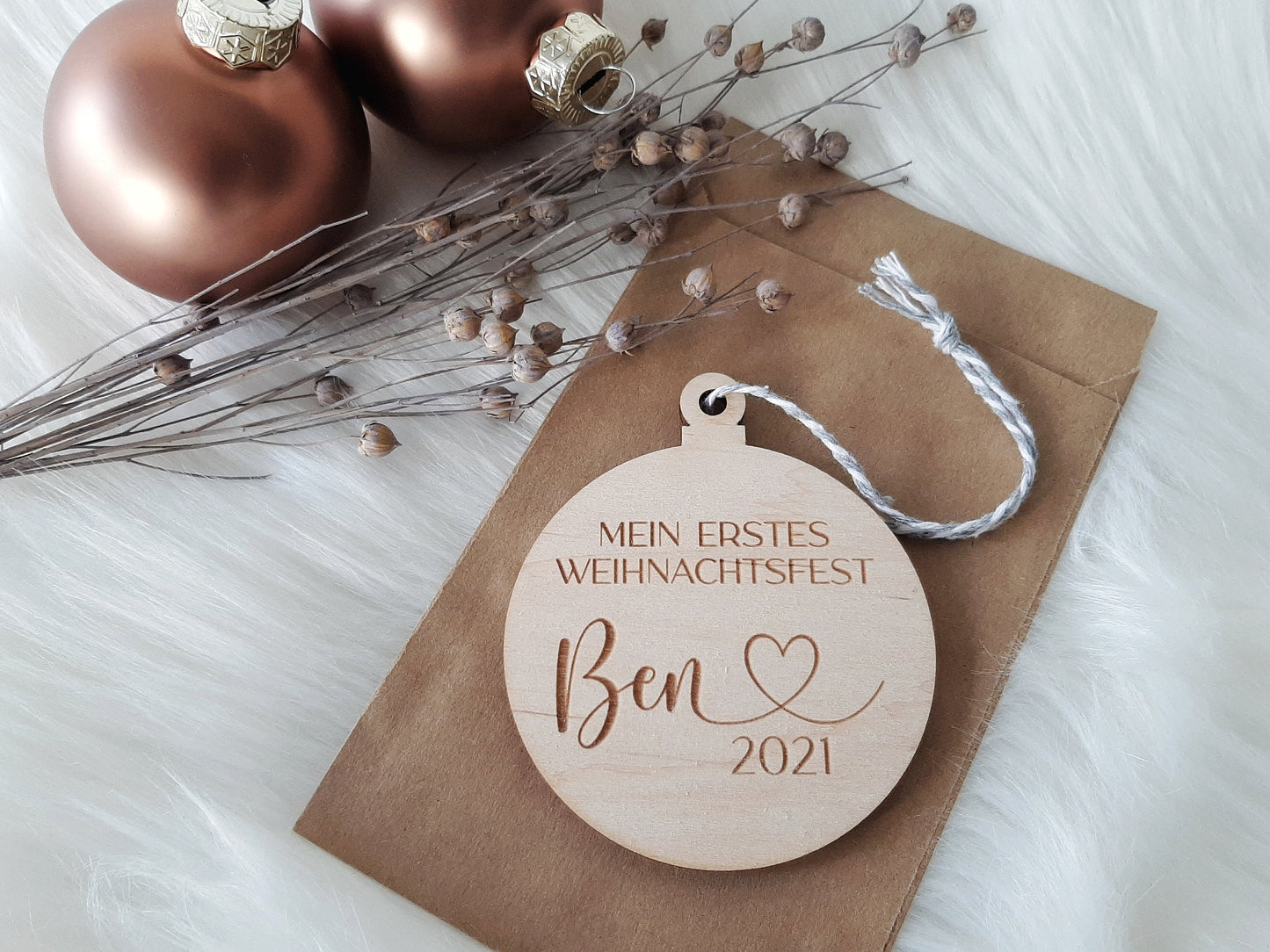 Weihnachtskugel aus Holz mit Wunschnamen / Text, Weihnachtsgeschenk, Baumschmuck Anhänger, Christbaumkugel personalisiert mit Wunsch Namen