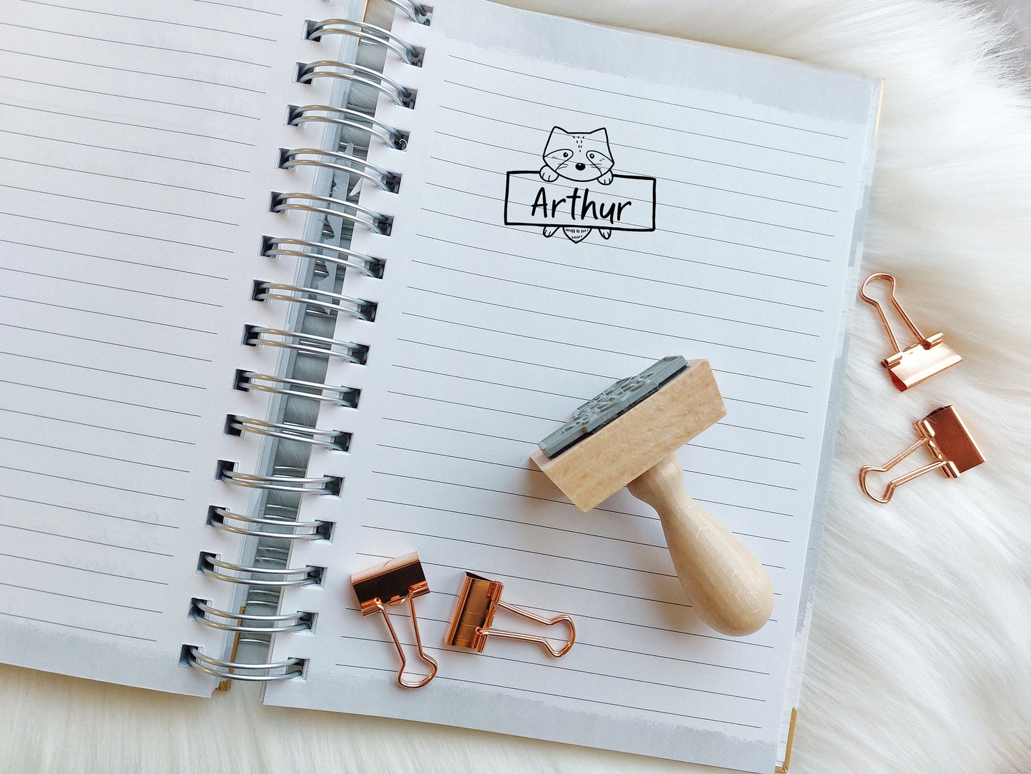 Tierstempel mit Name | Tier Holzstempel 50 x 35 mm | Personalisiert mit Name | Stempel Motiv Bär - Löwe - Koala - Faultier - Waschär - Fuchs