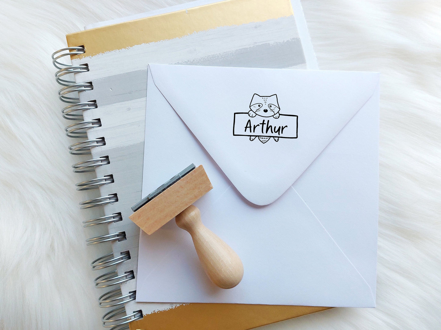 Tierstempel mit Name | Tier Holzstempel 50 x 35 mm | Personalisiert mit Name | Stempel Motiv Bär - Löwe - Koala - Faultier - Waschär - Fuchs