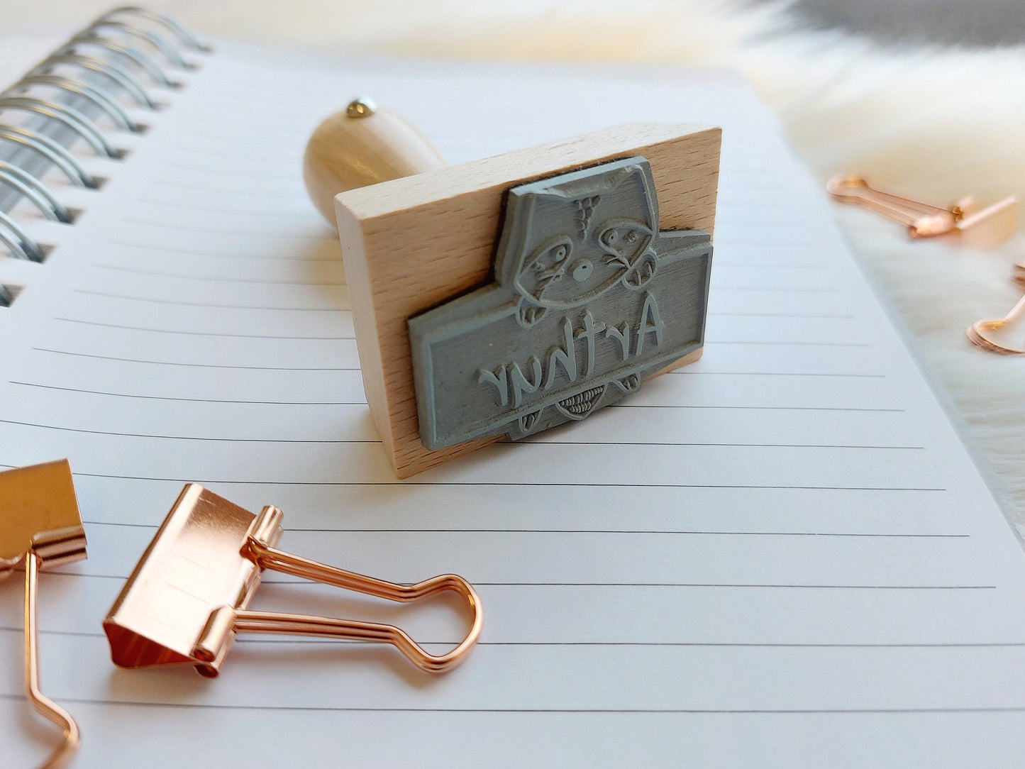 Tierstempel mit Name | Tier Holzstempel 50 x 35 mm | Personalisiert mit Name | Stempel Motiv Bär - Löwe - Koala - Faultier - Waschär - Fuchs