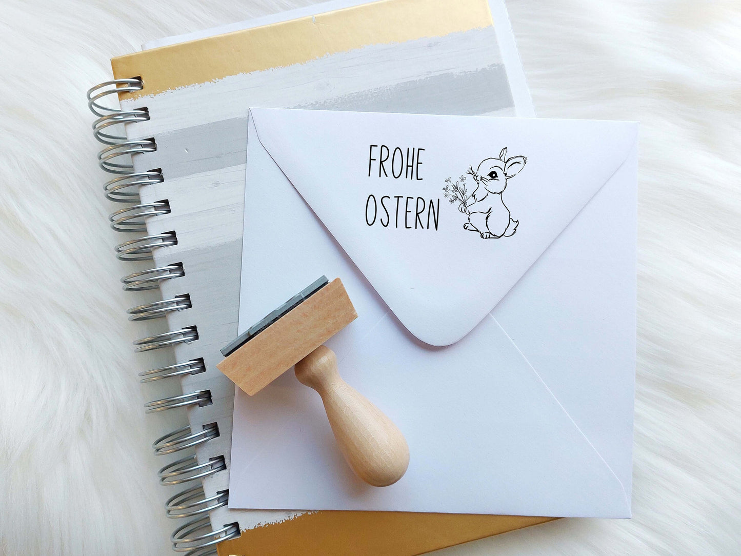 Frohe Ostern Stempel mit Hase | 70 x 40 mm - Oster Holzstempel | Osterhase Motiv mit Blumen | Oster Gruß | Deko Stempel | Stempel Rechteckig