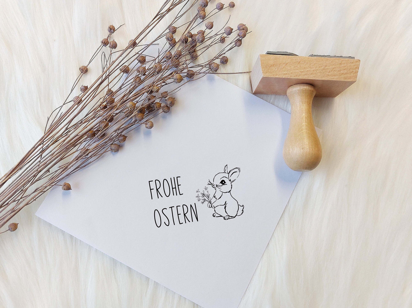 Frohe Ostern Stempel mit Hase | 70 x 40 mm - Oster Holzstempel | Osterhase Motiv mit Blumen | Oster Gruß | Deko Stempel | Stempel Rechteckig