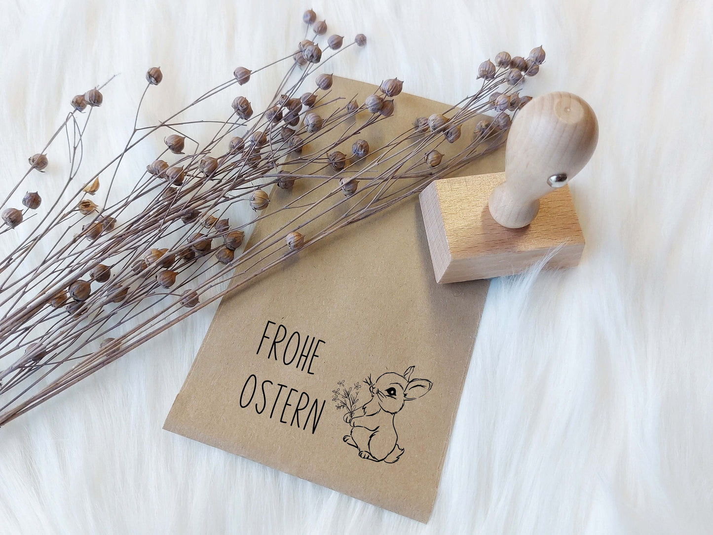 Frohe Ostern Stempel mit Hase | 70 x 40 mm - Oster Holzstempel | Osterhase Motiv mit Blumen | Oster Gruß | Deko Stempel | Stempel Rechteckig