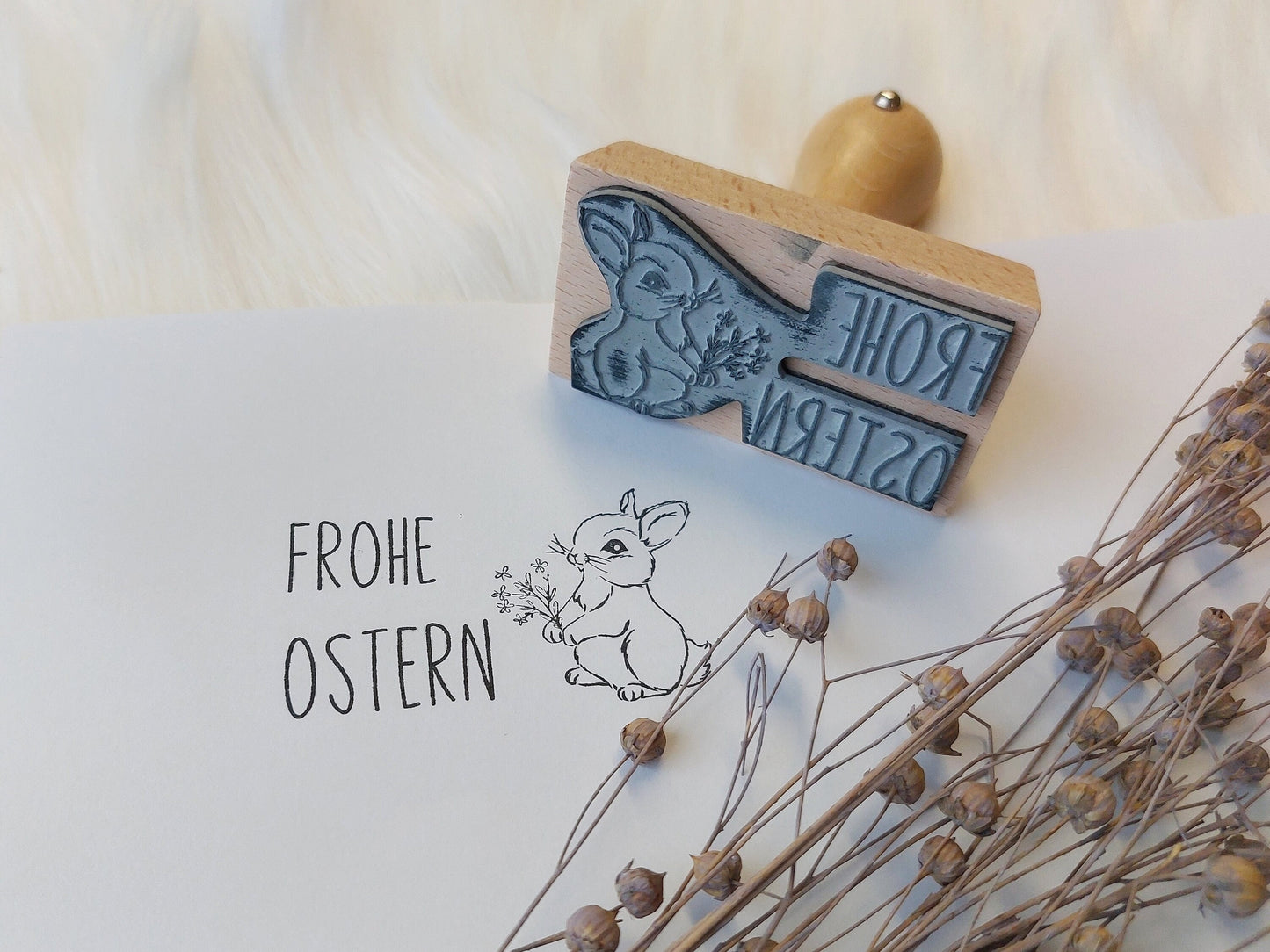 Frohe Ostern Stempel mit Hase | 70 x 40 mm - Oster Holzstempel | Osterhase Motiv mit Blumen | Oster Gruß | Deko Stempel | Stempel Rechteckig