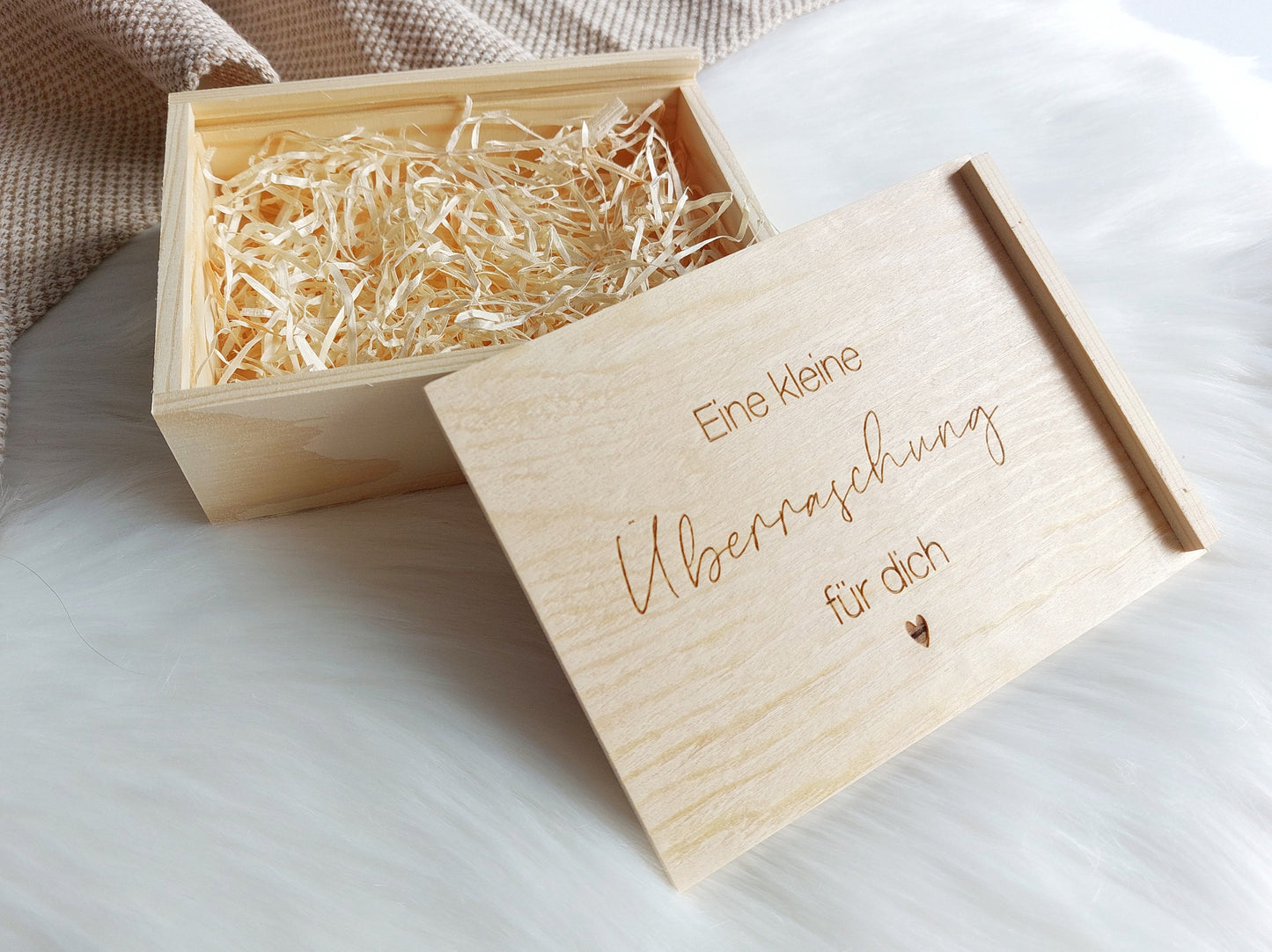 Holzbox mit Wunschgravur | Überraschungskiste | Holzkiste zum selbst Befüllen | Geschenkbox mit Holzwolle | Schiebedeckel Personalisierung - SelfmadeStudio