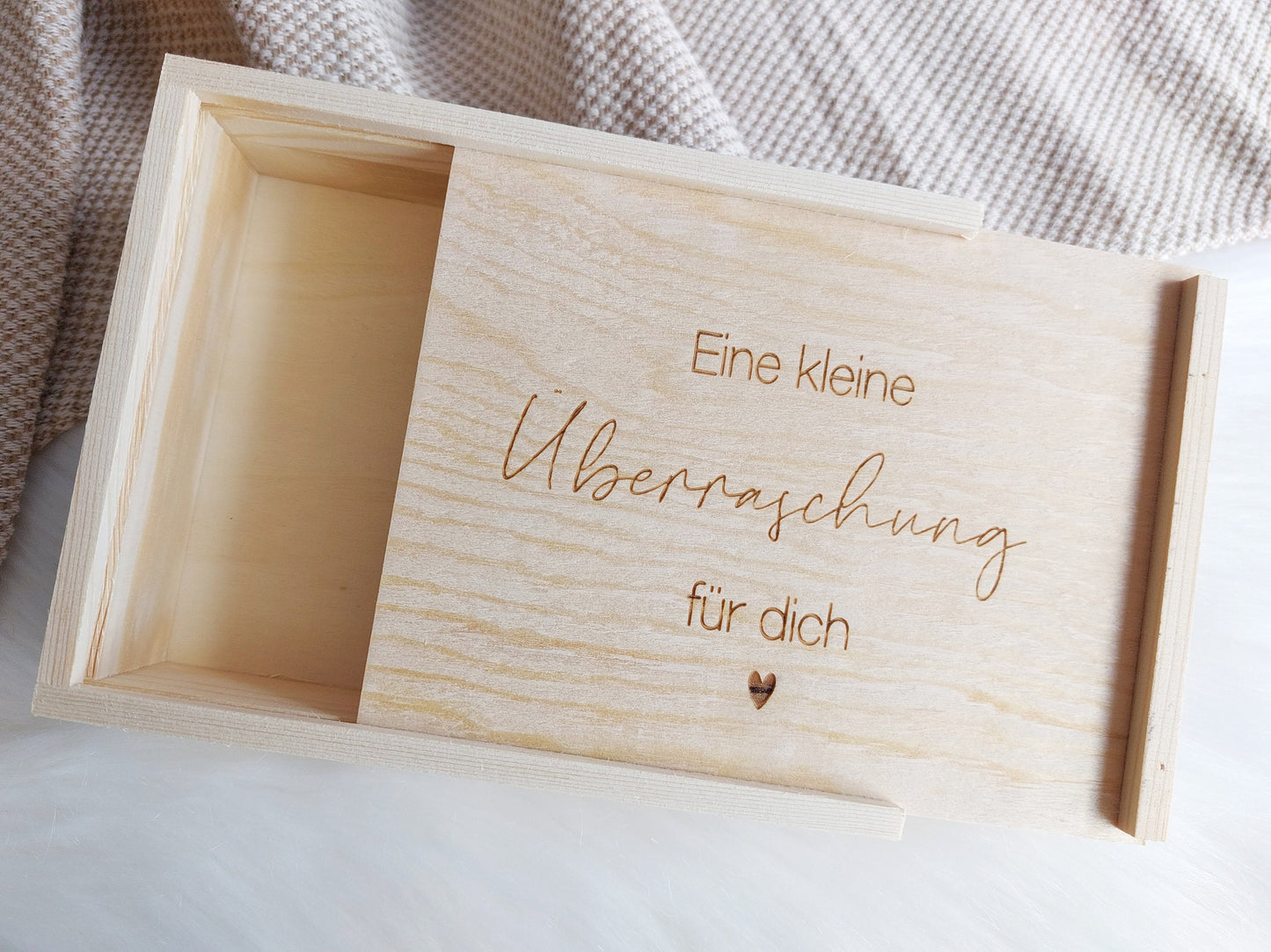 Holzbox mit Wunschgravur | Überraschungskiste | Holzkiste zum selbst Befüllen | Geschenkbox mit Holzwolle | Schiebedeckel Personalisierung - SelfmadeStudio