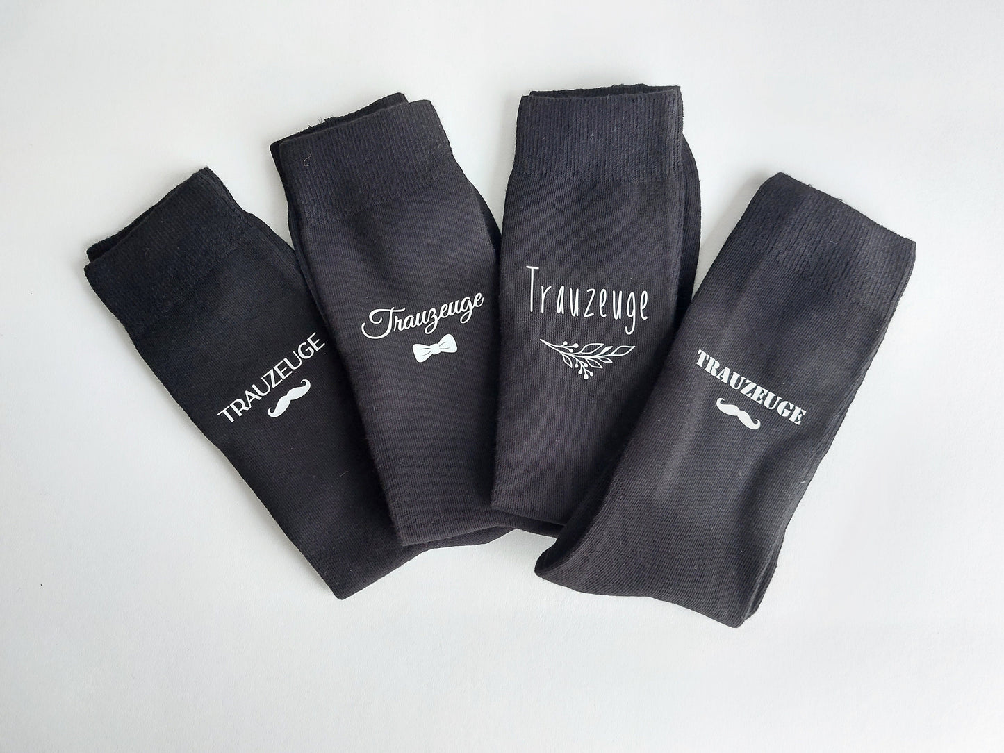 Gentleman Hochzeitssocken mit Motiv | Bräutigam / Trauzeuge | Hochzeit Getting Ready | Herren Socken für Anzug | Schnurrbar Fliege Zweig
