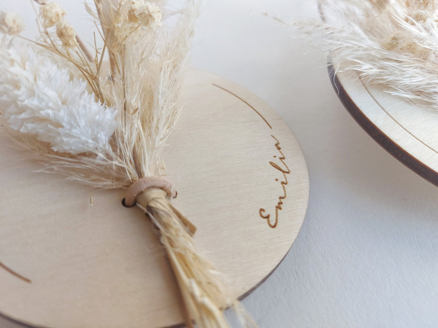 Holzanhänger mit Trockenblumen Strauß | personalisierter Holz Anhänger mit Wunschname | Osterkorb | Geschenkkorb | Blumenkorb | Weidenkorb