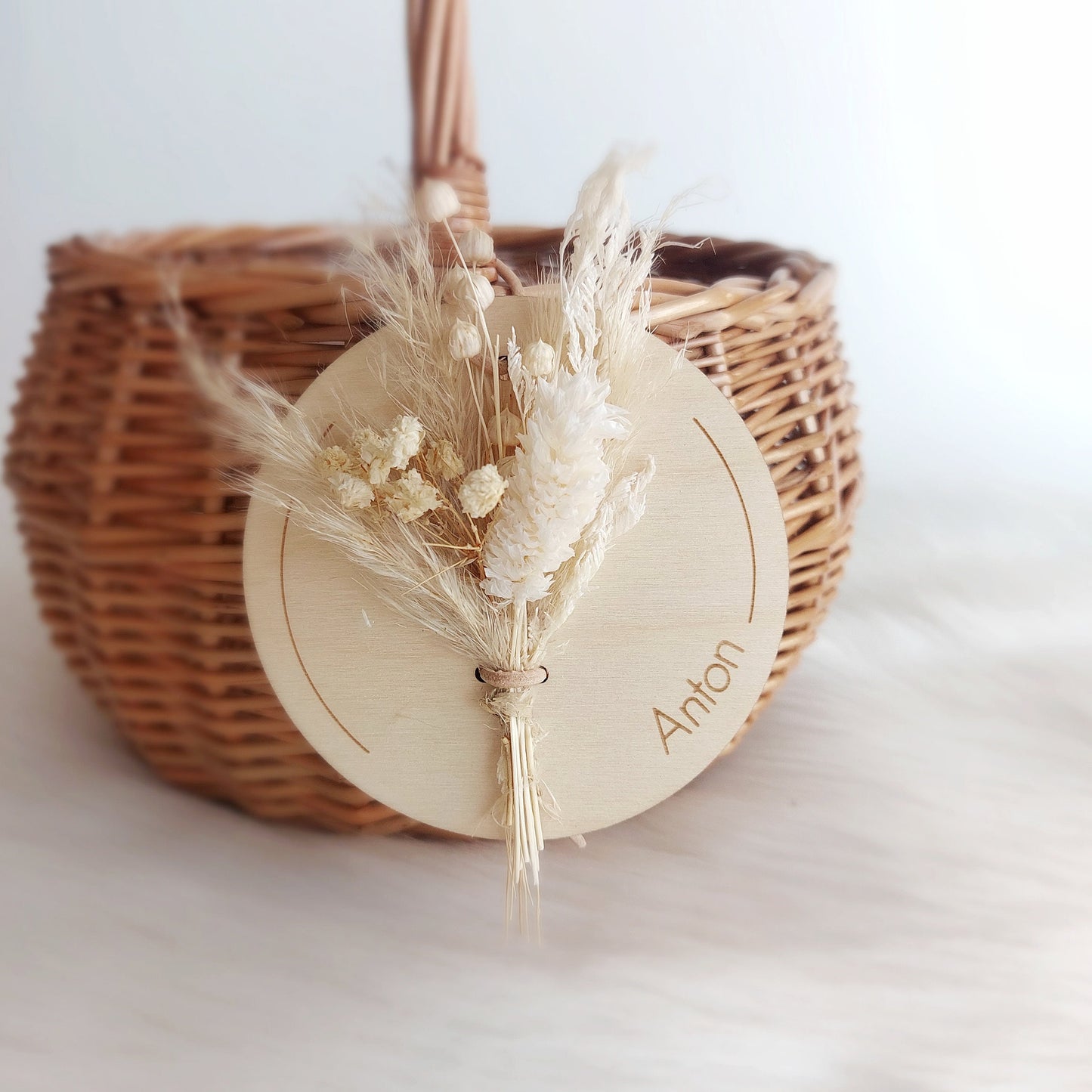 Holzanhänger mit Trockenblumen Strauß | personalisierter Holz Anhänger mit Wunschname | Osterkorb | Geschenkkorb | Blumenkorb | Weidenkorb