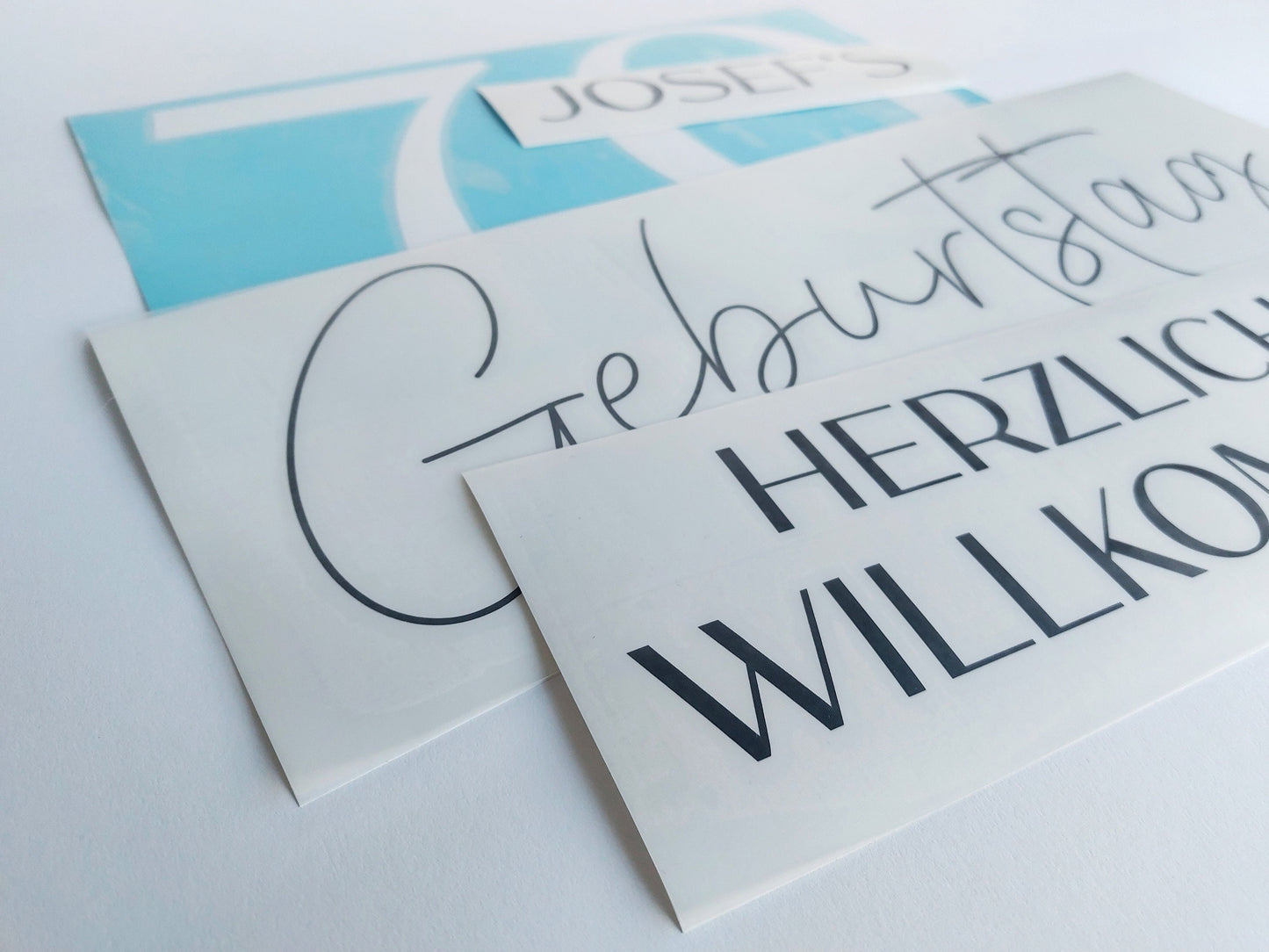 Aufkleber "Geburtstagsschild" - hochkant | Willkommens-Schriftzug zum Geburtstag | personalisierte Schriftzüge zum selbst Aufkleben - SelfmadeStudio