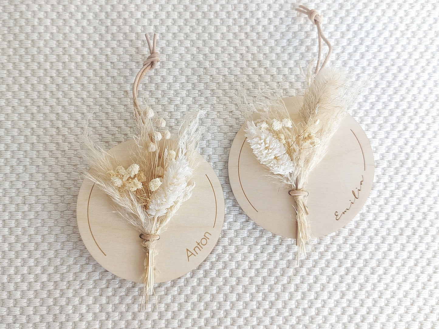 Holzanhänger mit Trockenblumen Strauß | personalisierter Holz Anhänger mit Wunschname | Osterkorb | Geschenkkorb | Blumenkorb | Weidenkorb