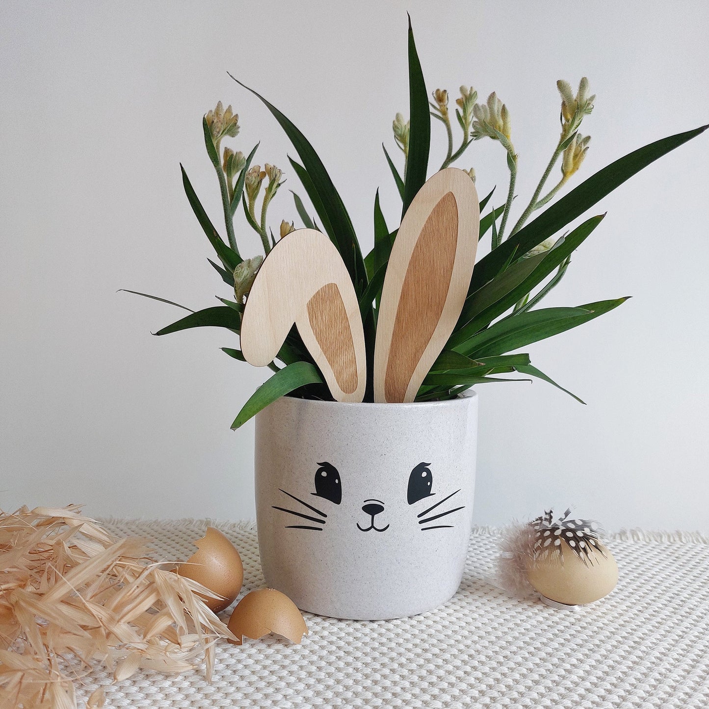 Keramik Blumentopf Osterhase | Ostern Blumentopf Geschenk im Hasen Look | Ideal als Geschenk zu Ostern | 13cm | weiß meliert, schwarz matt
