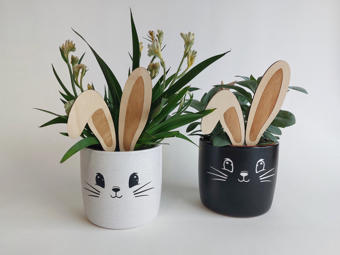Keramik Blumentopf Osterhase | Ostern Blumentopf Geschenk im Hasen Look | Ideal als Geschenk zu Ostern | 13cm | weiß meliert, schwarz matt