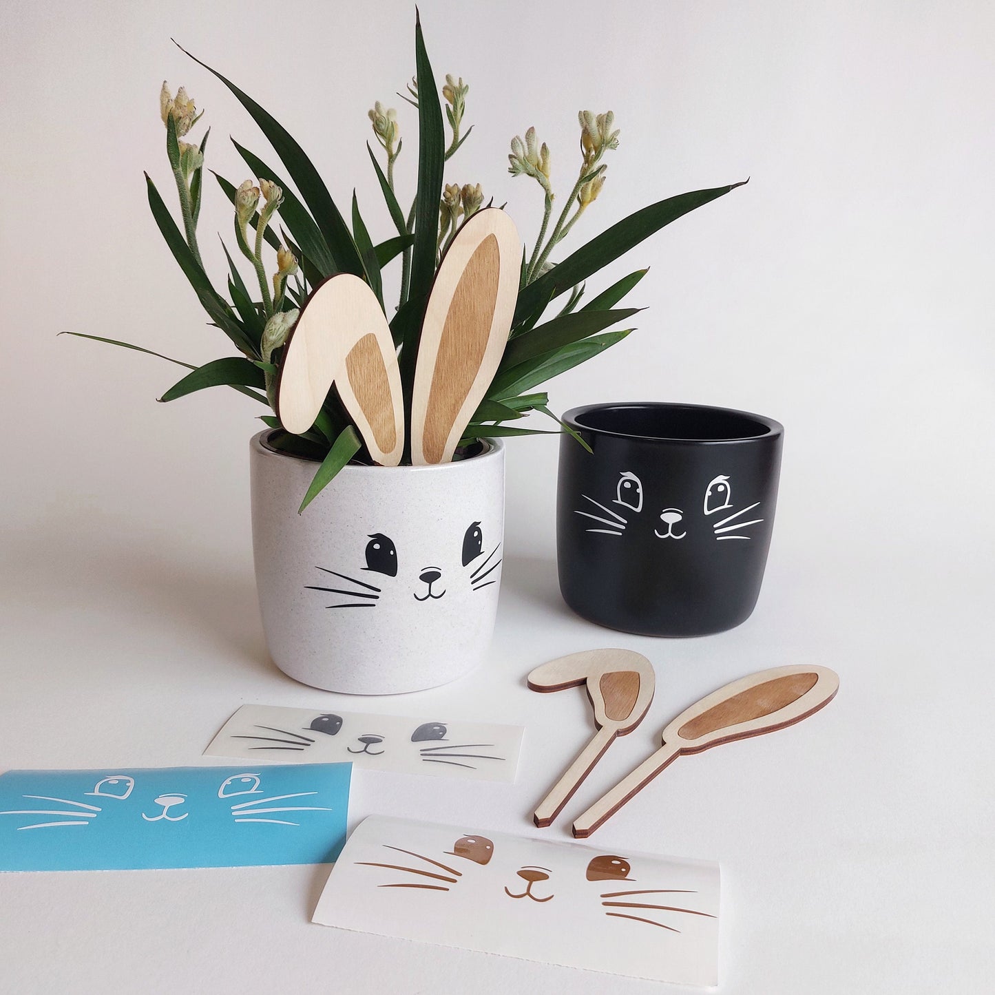 Keramik Blumentopf Osterhase | Ostern Blumentopf Geschenk im Hasen Look | Ideal als Geschenk zu Ostern | 13cm | weiß meliert, schwarz matt
