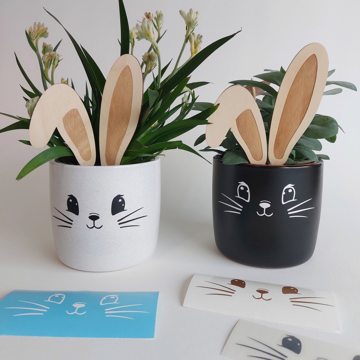 Keramik Blumentopf Osterhase | Ostern Blumentopf Geschenk im Hasen Look | Ideal als Geschenk zu Ostern | 13cm | weiß meliert, schwarz matt