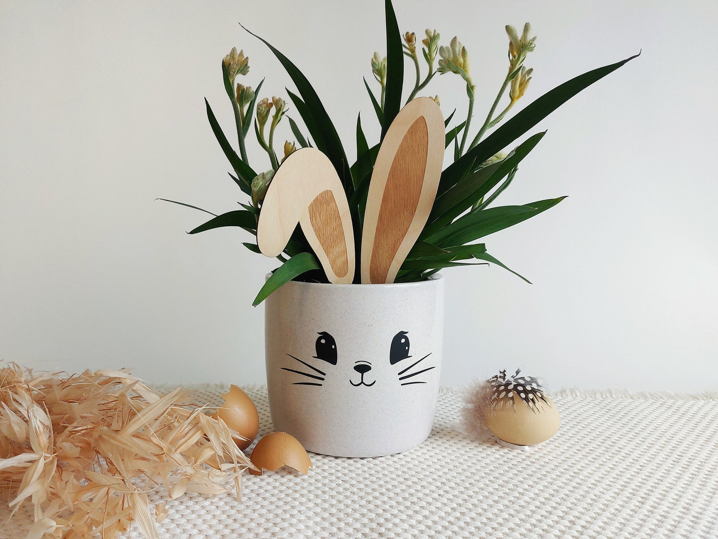 Keramik Blumentopf Osterhase | Ostern Blumentopf Geschenk im Hasen Look | Ideal als Geschenk zu Ostern | 13cm | weiß meliert, schwarz matt