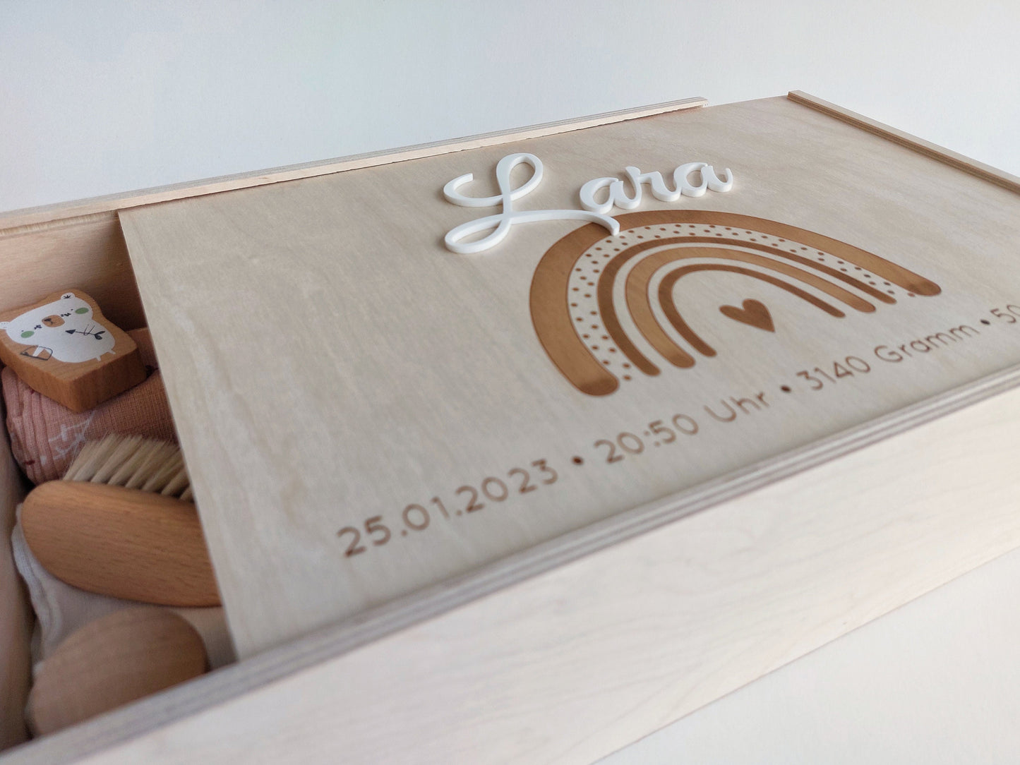 Baby-Kiste mit 3D Namen & Regenbogen | Erinnerungsbox | Personalisierte Holzkiste mit Schiebedeckel oder als Truhe - SelfmadeStudio
