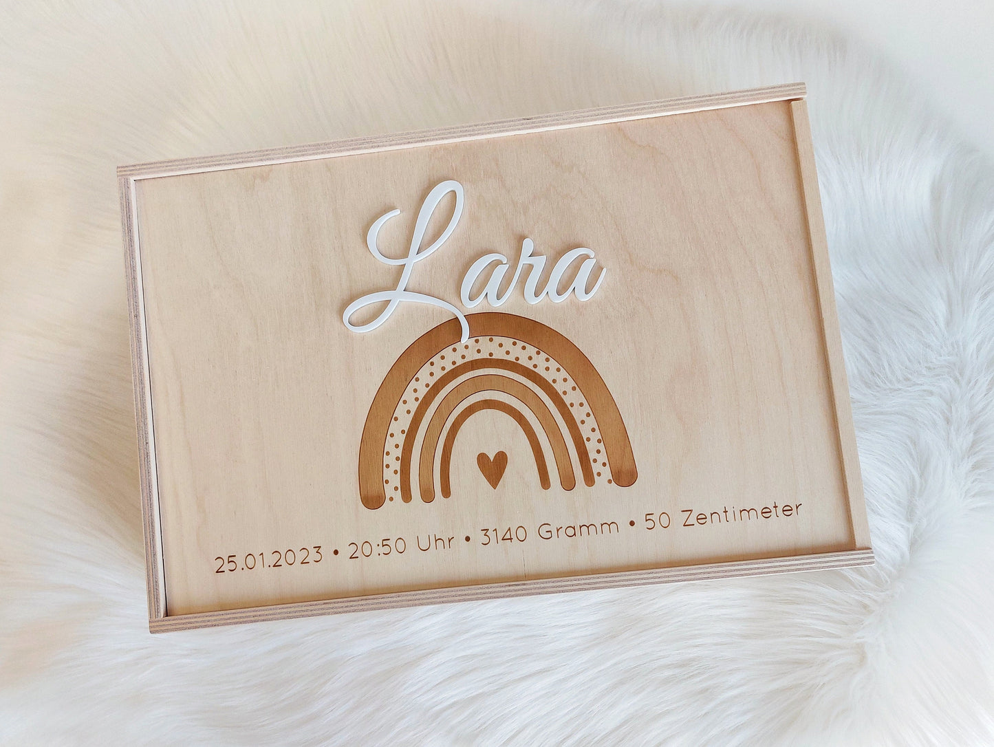 Baby-Kiste mit 3D Namen & Regenbogen | Erinnerungsbox | Personalisierte Holzkiste mit Schiebedeckel oder als Truhe - SelfmadeStudio