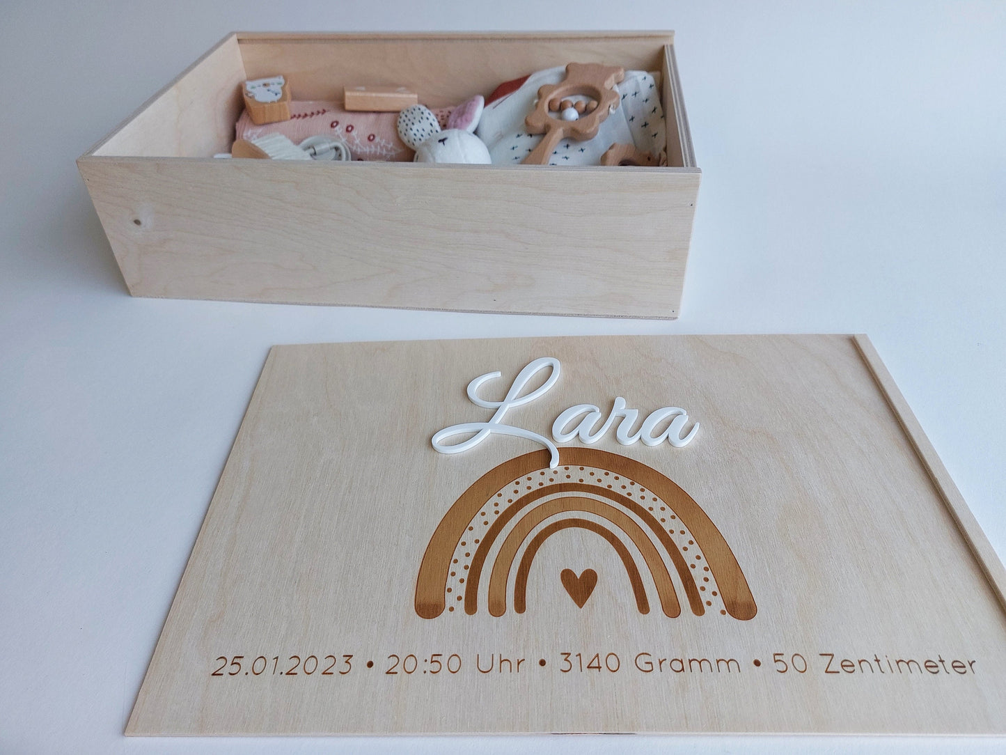 Baby-Kiste mit 3D Namen & Regenbogen | Erinnerungsbox | Personalisierte Holzkiste mit Schiebedeckel oder als Truhe - SelfmadeStudio