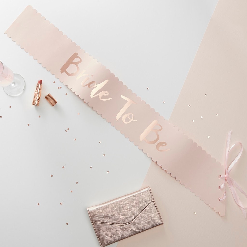 Schärpe „Bride To Be“ | JGA Outfit Roségold | Party Accessoires Junggesellinnen Abschied | Outfit für Frauen Papier | Team-Braut Outfit - SelfmadeStudio