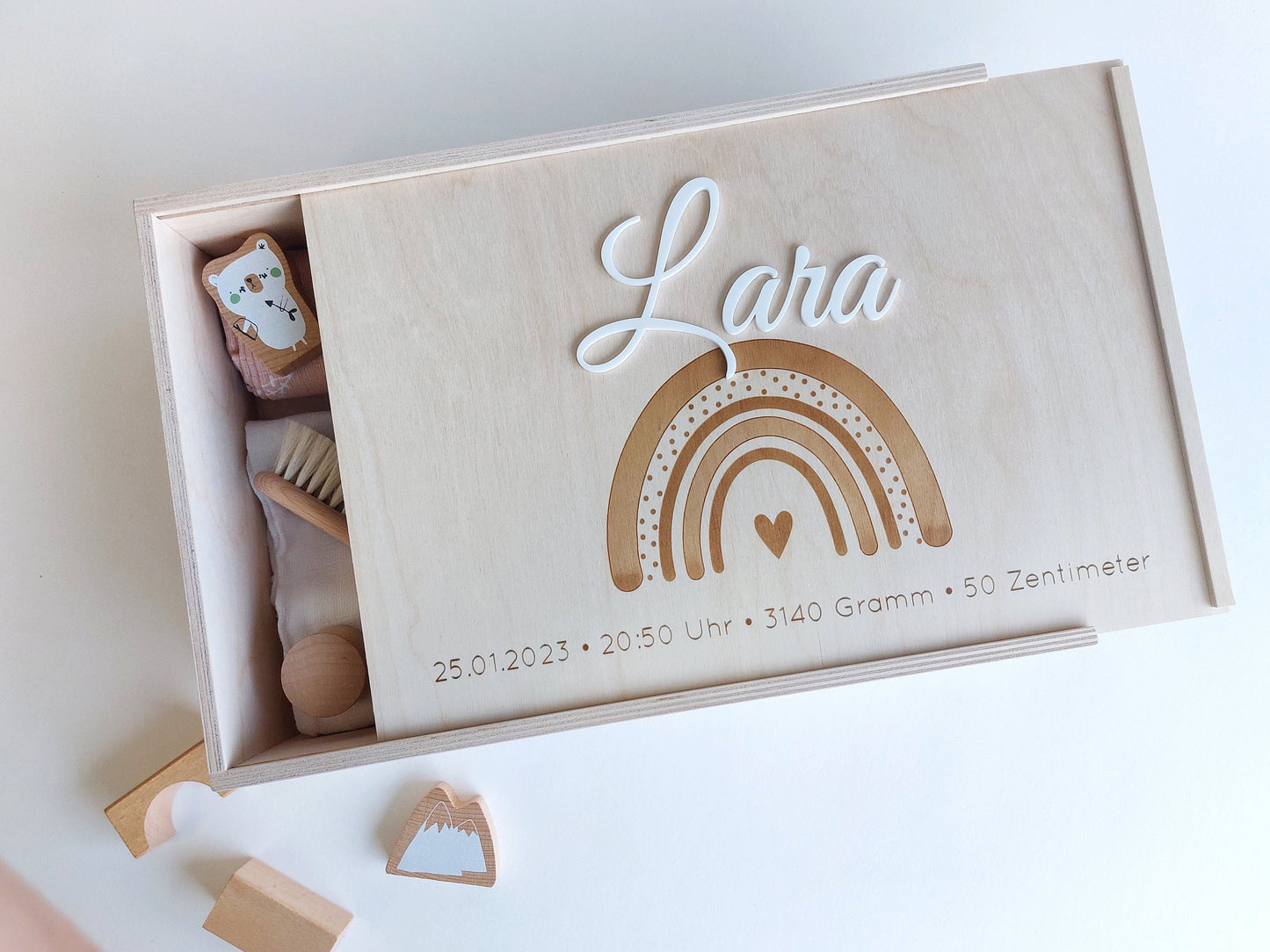 Baby-Kiste mit 3D Namen & Regenbogen | Erinnerungsbox | Personalisierte Holzkiste mit Schiebedeckel oder als Truhe - SelfmadeStudio
