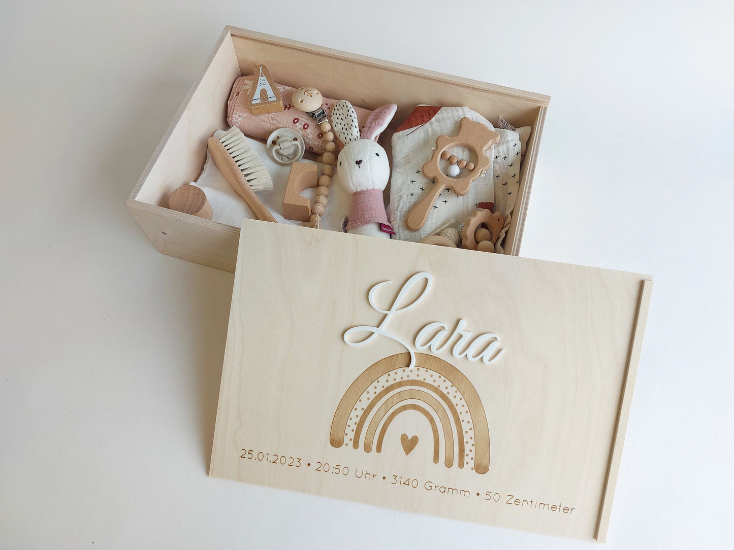 Baby-Kiste mit 3D Namen & Regenbogen | Erinnerungsbox | Personalisierte Holzkiste mit Schiebedeckel oder als Truhe - SelfmadeStudio