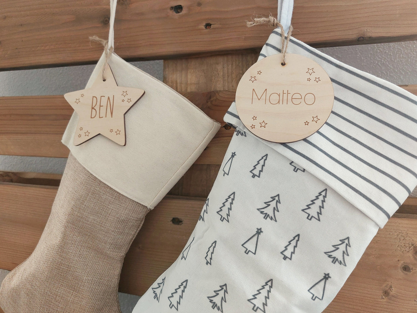 Nikolausstiefel mit Wunschnamen | Holz-Anhänger als Stern / Herz / Kreis | Jute Stiefel | Stiefel Weiß mit Tannenbäumen | Geschenkanhänger