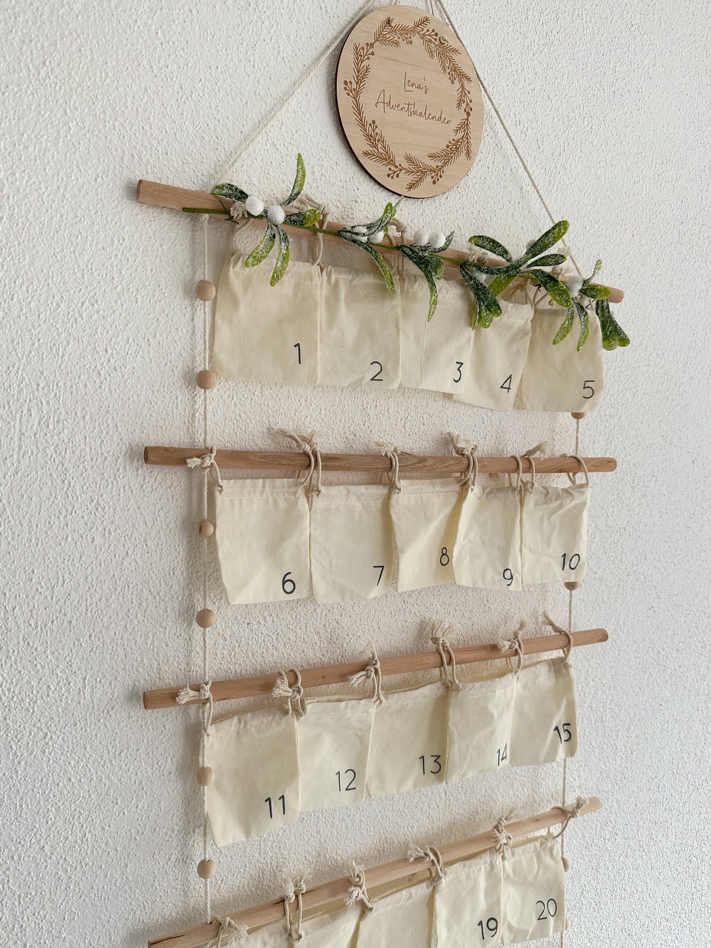 Stoff Adventskalender mit Winterranke | personalisiertem Weihnachts Holz Schild | Zum selbst Befüllen | 24 weiße Baumwoll Taschen 10x8cm