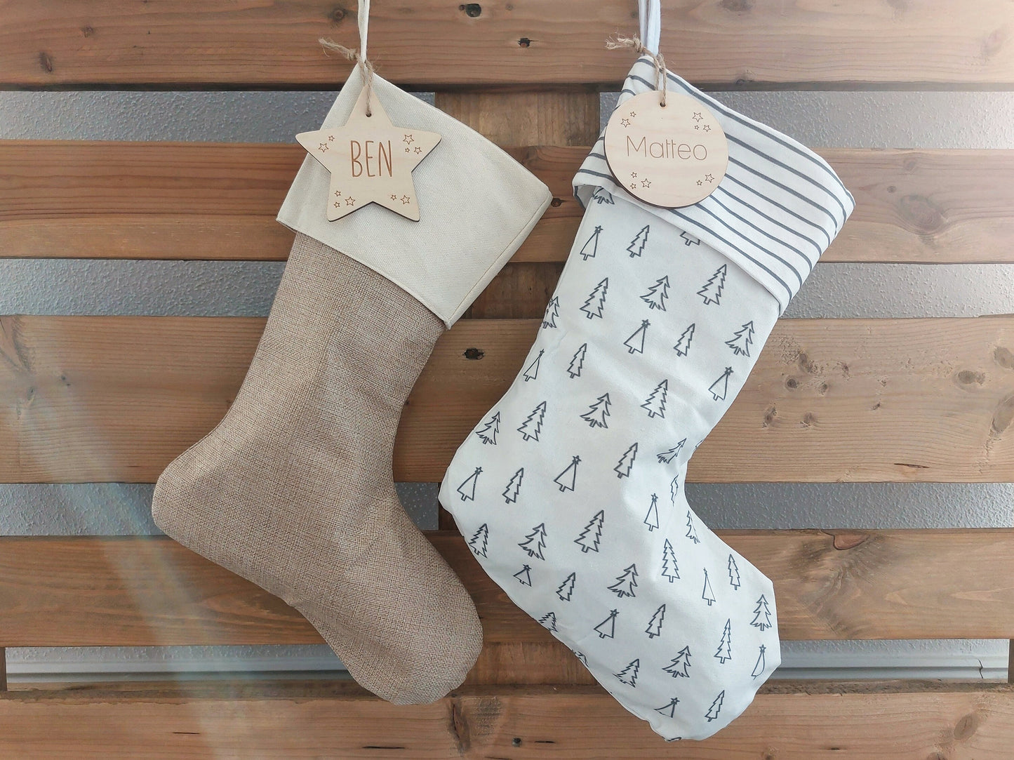 Nikolausstiefel mit Wunschnamen | Holz-Anhänger als Stern / Herz / Kreis | Jute Stiefel | Stiefel Weiß mit Tannenbäumen | Geschenkanhänger