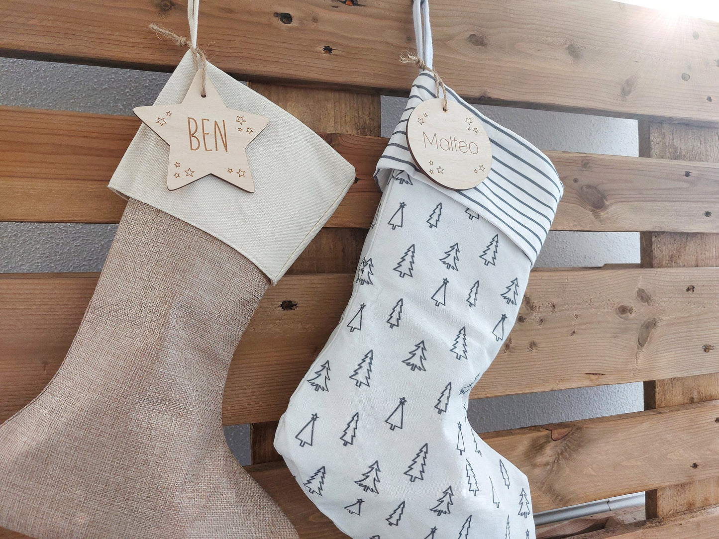 Nikolausstiefel mit Wunschnamen | Holz-Anhänger als Stern / Herz / Kreis | Jute Stiefel | Stiefel Weiß mit Tannenbäumen | Geschenkanhänger