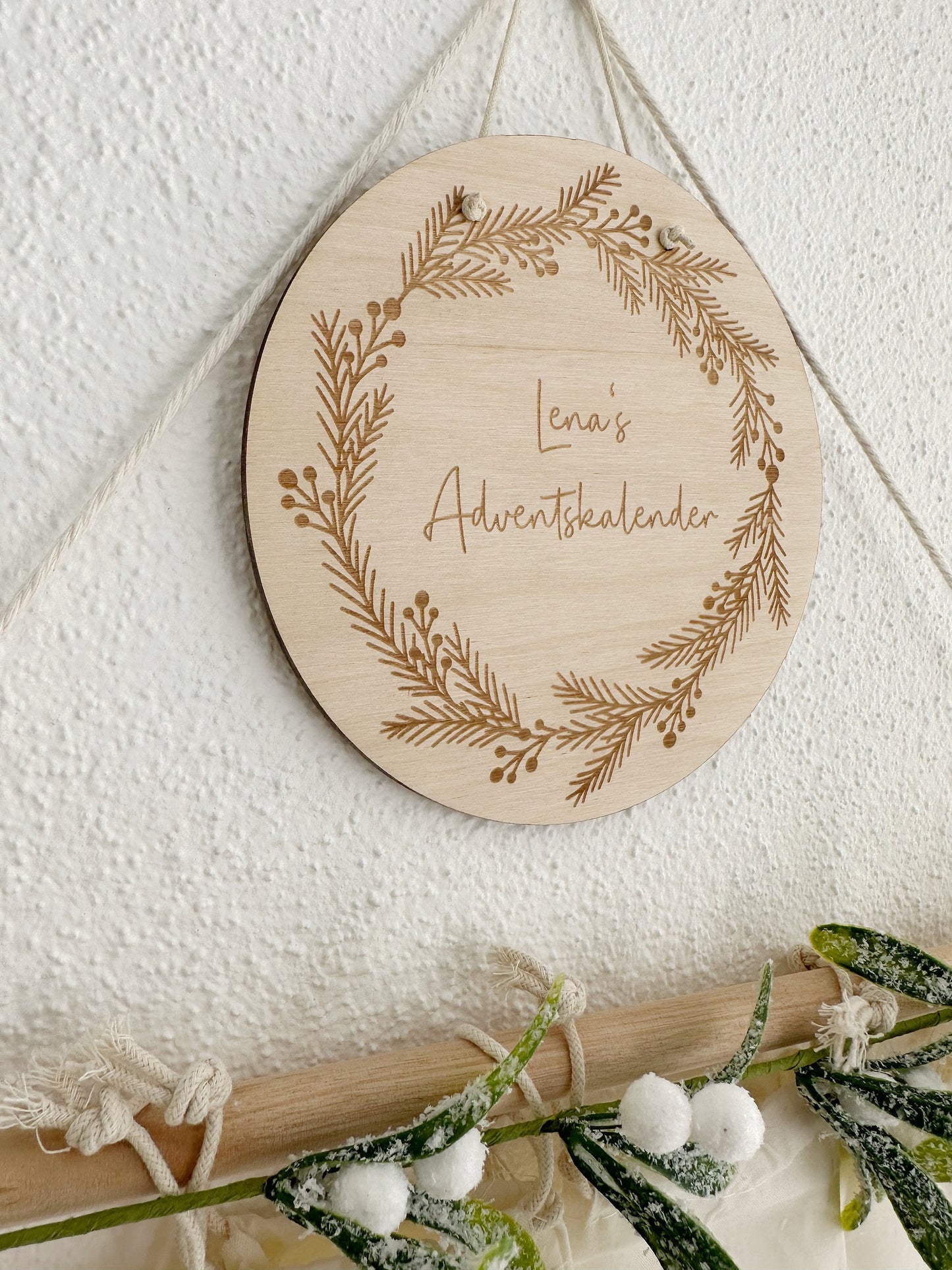 Stoff Adventskalender mit Winterranke | personalisiertem Weihnachts Holz Schild | Zum selbst Befüllen | 24 weiße Baumwoll Taschen 10x8cm