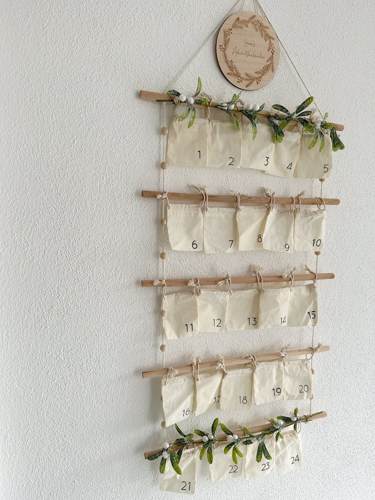 Stoff Adventskalender mit Winterranke | personalisiertem Weihnachts Holz Schild | Zum selbst Befüllen | 24 weiße Baumwoll Taschen 10x8cm