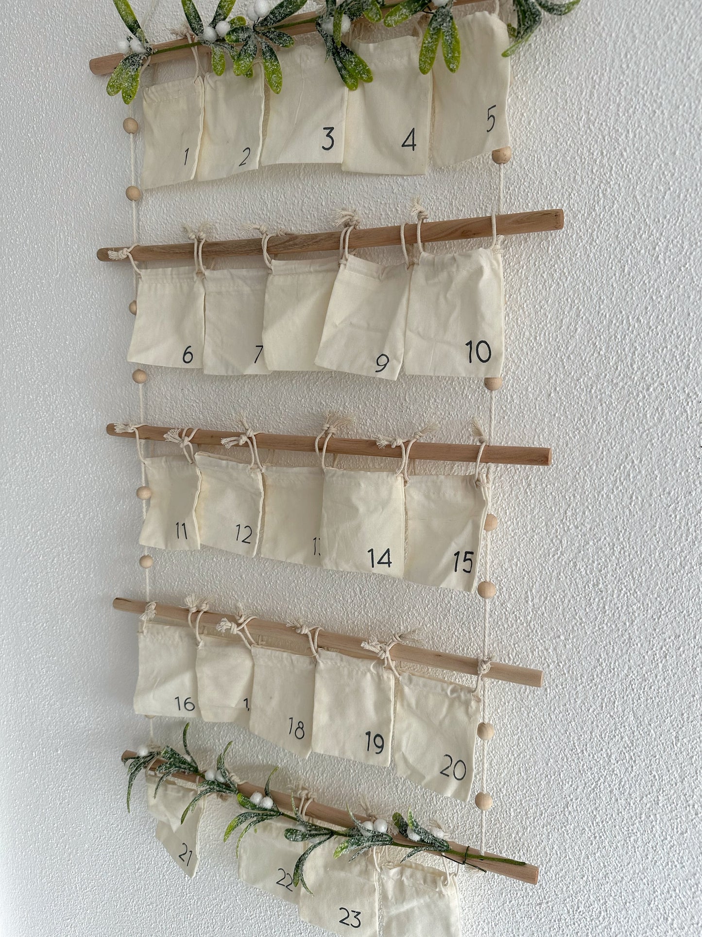 Stoff Adventskalender mit Winterranke | personalisiertem Weihnachts Holz Schild | Zum selbst Befüllen | 24 weiße Baumwoll Taschen 10x8cm