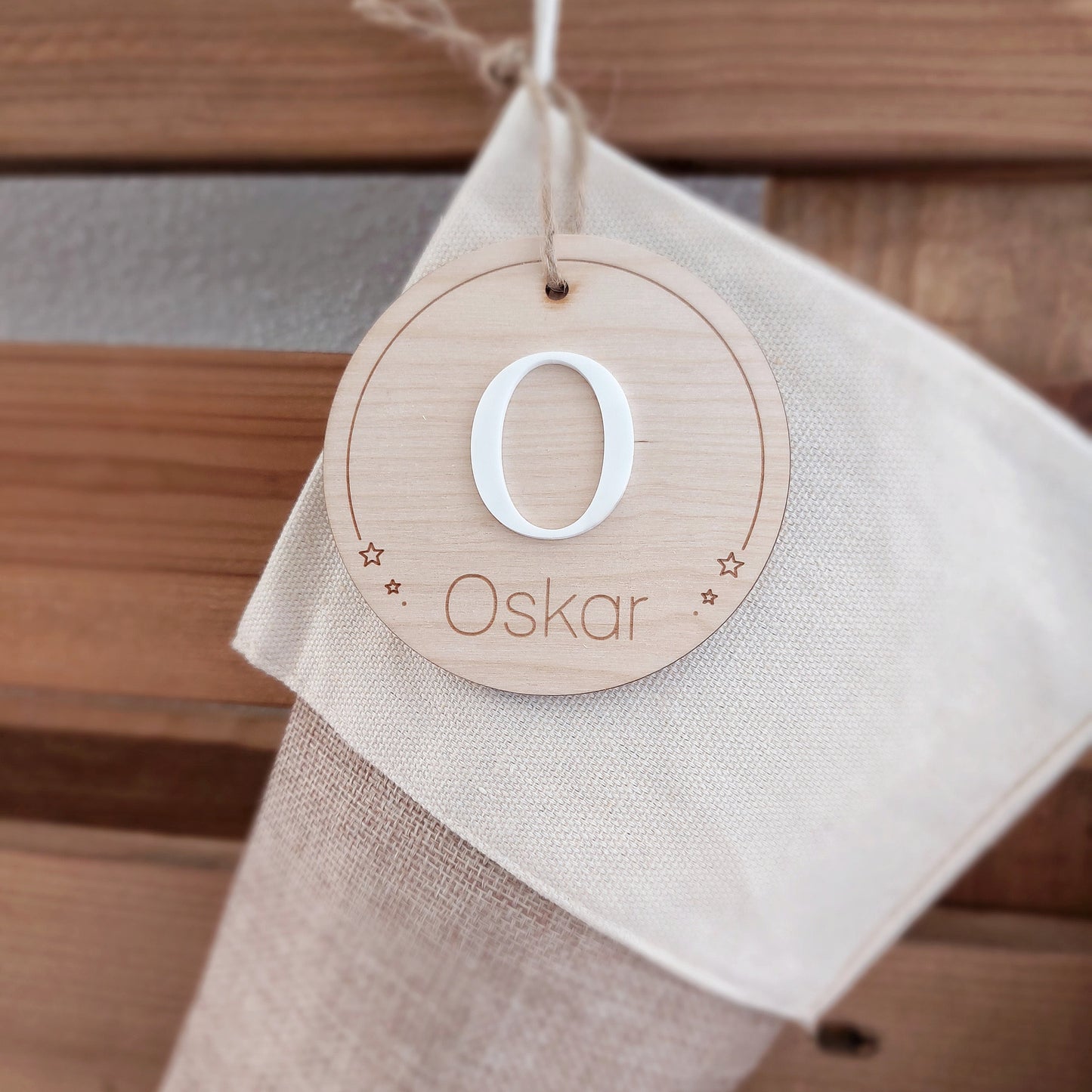 Nikolausstiefel mit Initial & Namen Anhänger| Holz-Anhänger in Kreis oder Etiketten Form | Jute Stiefel | Stiefel Weiß mit Tannenbäumen