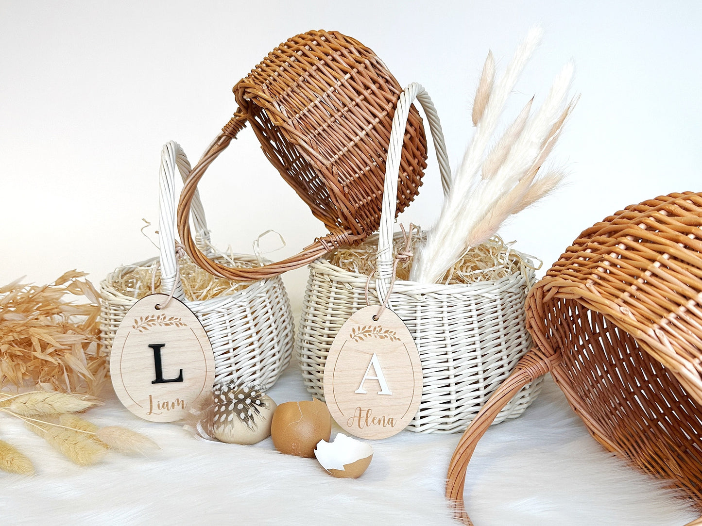 Osterkörbchen mit 3D Holzei Anhänger und Stroh für Kinder, Namensschild Ei mit Initialen, Oster-Korb 15/20cm Durchmesser Ostern Überraschung