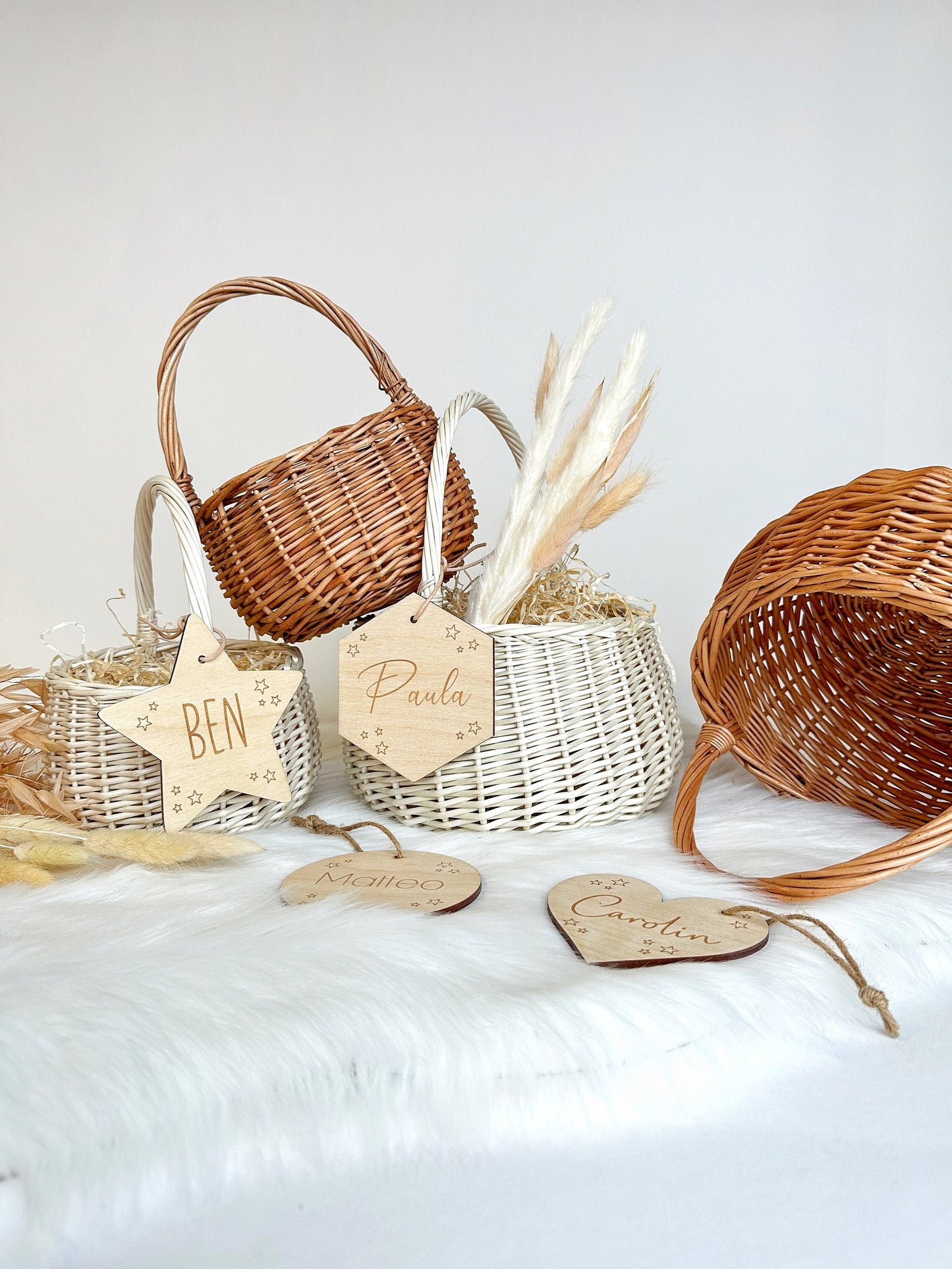 Korb mit Wunschnamen Anhänger | Holz-Anhänger als Stern / Herz / Kreis | Osterkorb/Weihnachtskorb mit Stern Gravur | Geschenkanhänger