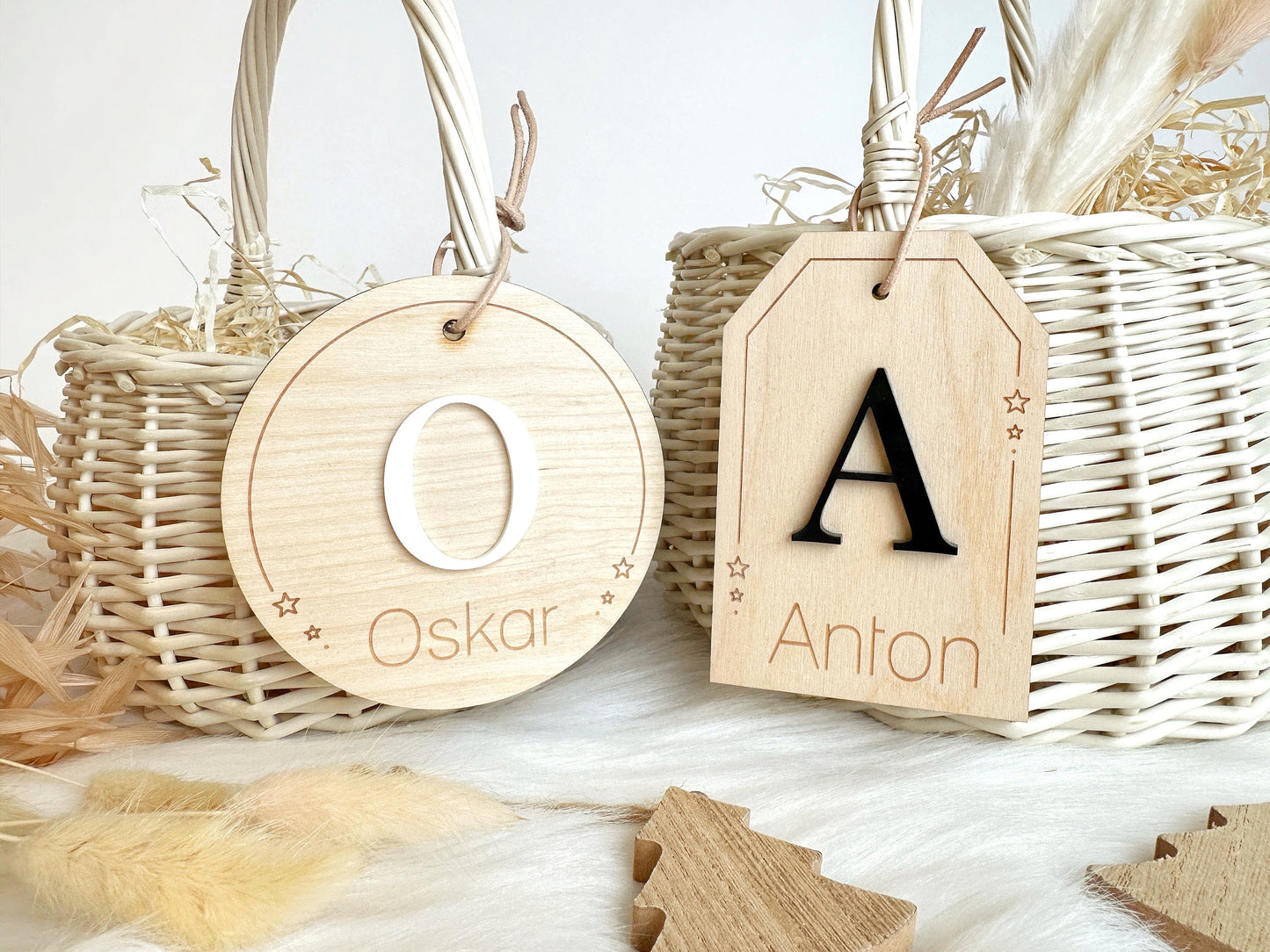 Korb mit Wunschnamen Anhänger mit Initial & Namen Anhänger | Holz-Anhänger in Kreis oder Etiketten Form | Geschenkanhänger / Korb Anhänger