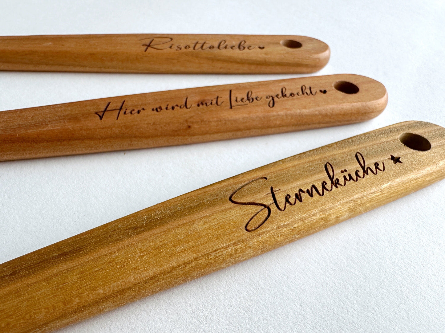 Küchenutensilien 30cm aus Holz mit schönem Spruch Pfannenwender/ Grillzange / Risotto Löffel / Kochlöffel oval | Vatertag Muttertag Oma Opa